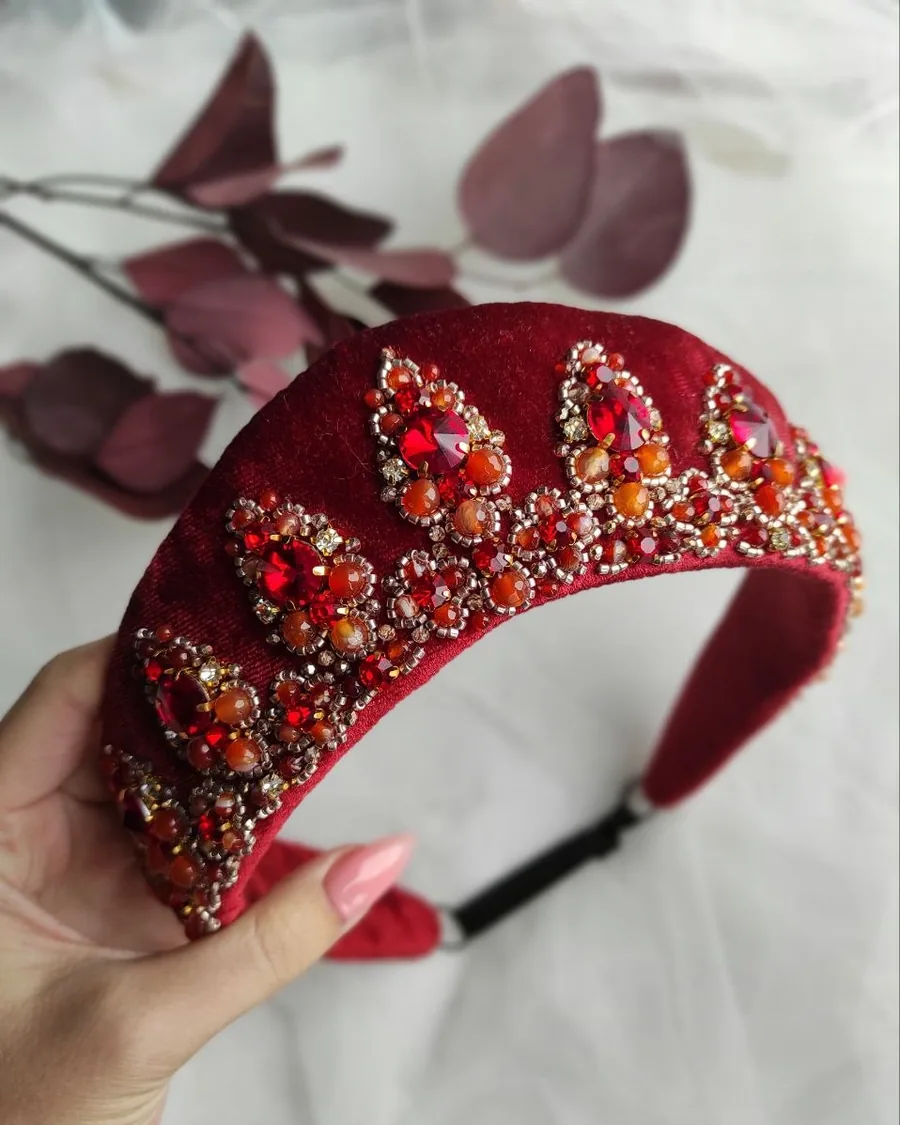 Кокошник цвета марсала с алыми кристаллами и сердоликом
