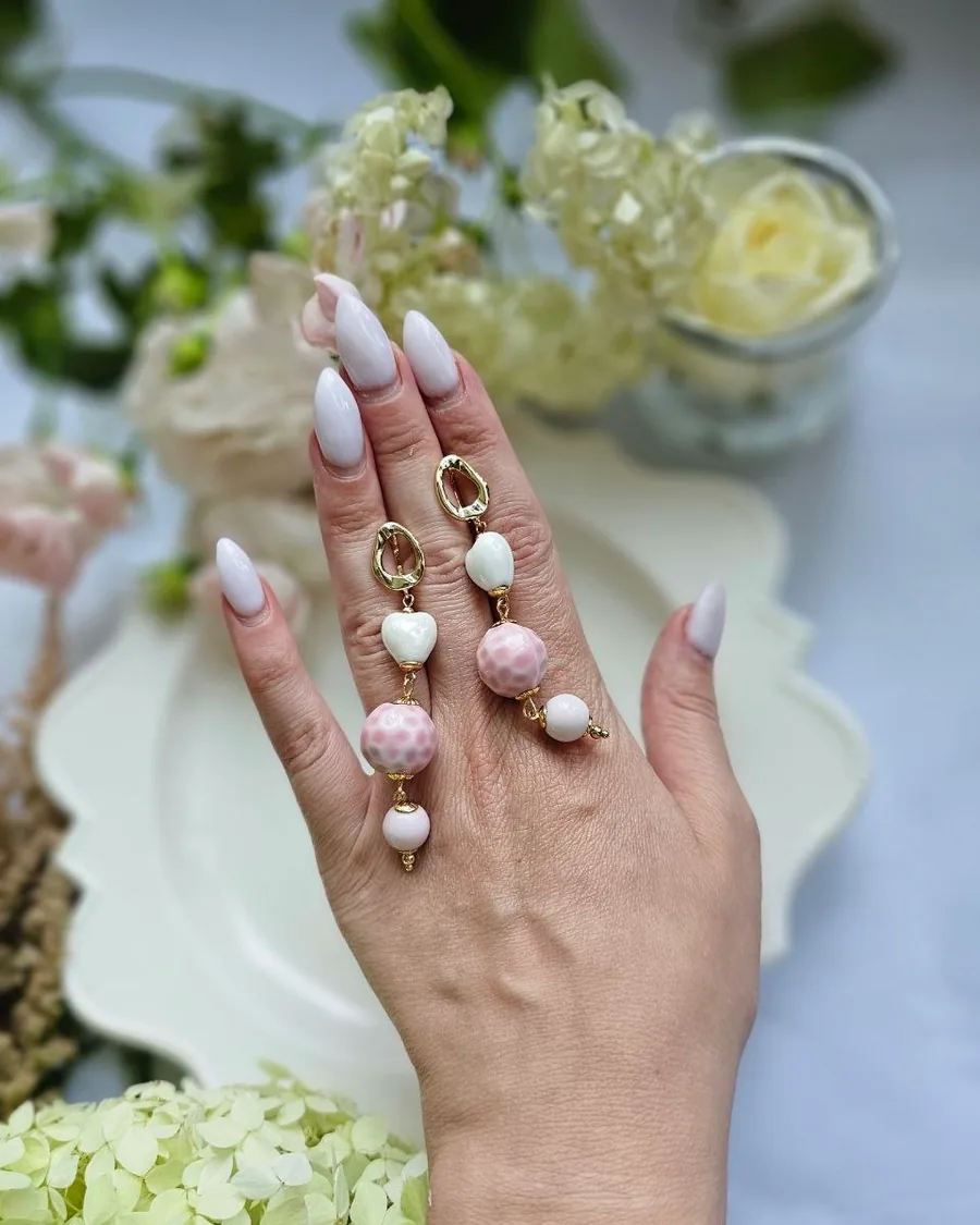 Серьги из розовой и молочной керамики с золотом
